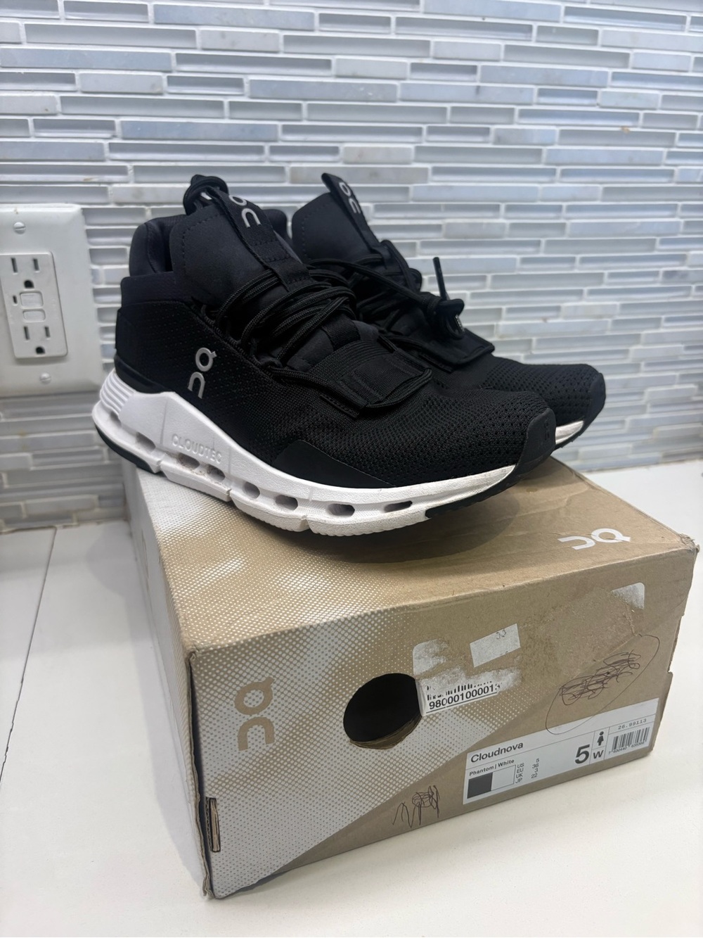 On Running Cloudnova Women’s  Running Shoes Size 5 FLOOR SAMPLE
